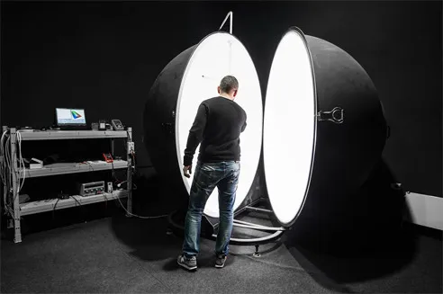 Специалисты осуществляют фотометрический замер